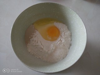 蒸豆沙面包,面粉称好，打入1个鸡蛋，放入酵母、白糖。