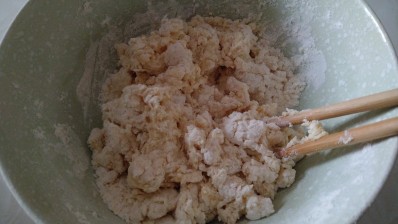 蒸豆沙面包,倒入纯奶，搅拌成絮状。