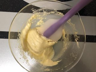 蛋黄溶豆,用翻拌或切拌的手法搅拌均匀，动作快一点。