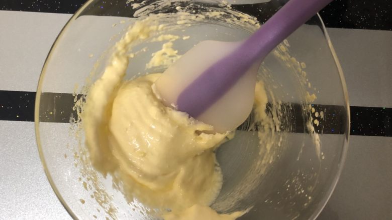 蛋黄溶豆,用翻拌或切拌的手法搅拌均匀，动作快一点。