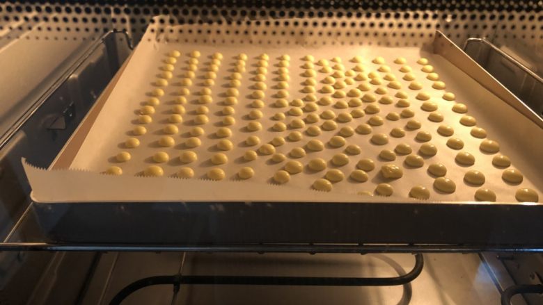 蛋黄溶豆,挤蛋黄湖的时候就可以100度上下管预热烤箱了，挤好后放入烤箱100度15分钟左右，具体时间根据溶豆的大小和自家烤箱的脾气来。
