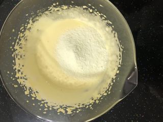 蛋黄溶豆,筛入奶粉。