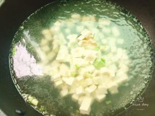 翡翠白玉羹+春天的味道,水开后倒入豆腐