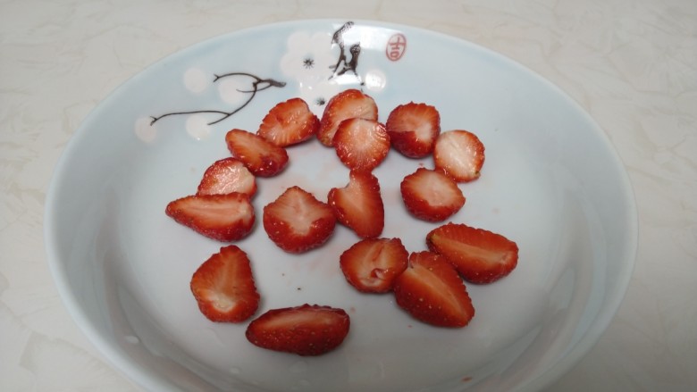 草莓奶昔,草莓用勺子切成两半 。
