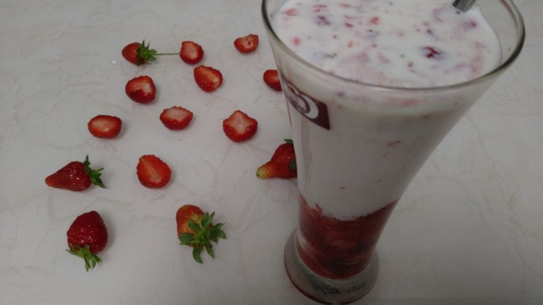 草莓奶昔,倒入纯奶