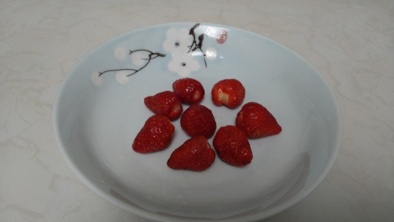 草莓奶昔,去除草莓蒂。