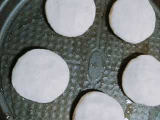 山药芝士饼,电饼铛预热，刷少许油，放上做好的小饼，开始捞