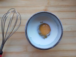太阳刚出山头，我做了这份芒果西多士给你,将鸡蛋牛奶放入碗中，用手动打蛋器搅拌均匀。