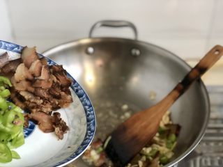 尖椒炒腊肉➕尖椒平菇炒腊肉,下剩余腊肉煸香