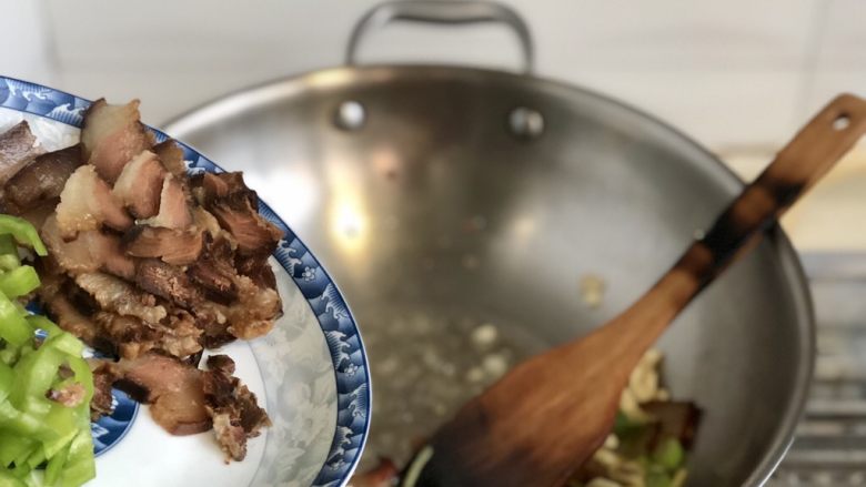 尖椒炒腊肉➕尖椒平菇炒腊肉,下剩余腊肉煸香