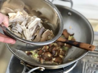 尖椒炒腊肉➕尖椒平菇炒腊肉,下平菇，中火翻炒一分钟