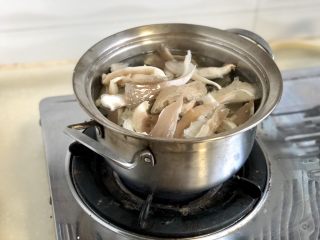 尖椒炒腊肉➕尖椒平菇炒腊肉,坐锅烧水，水开下平菇焯水