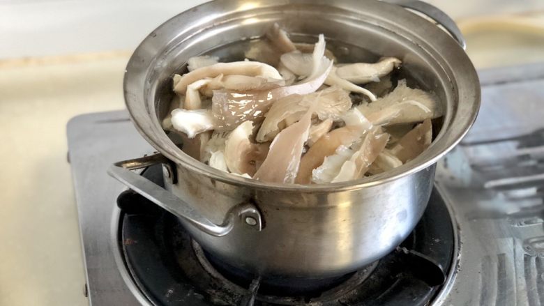 尖椒炒腊肉➕尖椒平菇炒腊肉,坐锅烧水，水开下平菇焯水