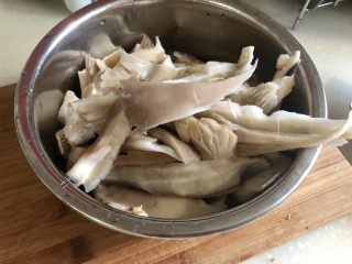 尖椒炒腊肉➕尖椒平菇炒腊肉,平菇撕小朵清洗备用