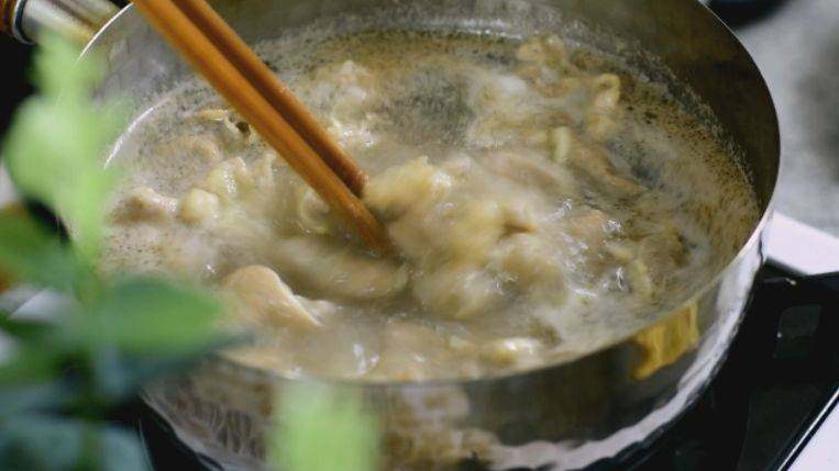 吃了就上瘾的川菜“酸汤肥牛”，在家就能轻松完成，原来还要这样,肥牛焯水，沥干水分铺在金针菇上面备用