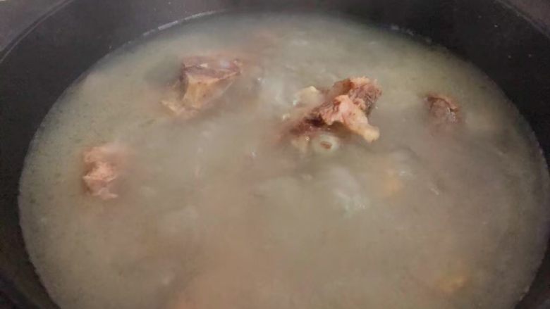 筒骨芥菜汤,一个小时炖好以后，加入适量盐调匀。