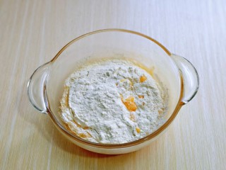 快手早餐～蔬菜鸡蛋饼,加入面粉，充分搅拌均匀，至无干粉，放旁边备用。