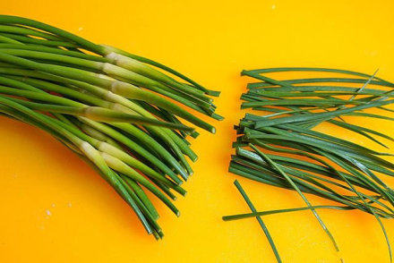春季必吃好菜——五花肉炒蒜薹,将蒜苔细头部切掉；