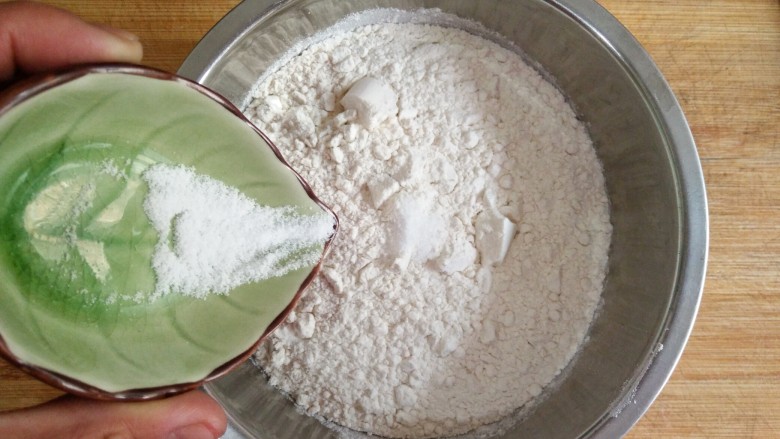 时蔬炒刀削面,将盐加入面粉中，搅拌均匀，加盐是为了让面更劲道。