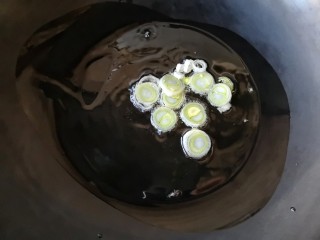 时蔬炒刀削面,锅中适量油烧至7成热，下葱花爆出香味。