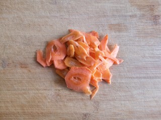 时蔬炒刀削面,胡萝卜切片。