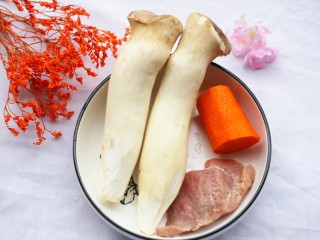 米饭杀手肉末炒杏鲍菇,制作材料：杏鲍菇 250克， 瘦肉150g， 胡萝卜半根。