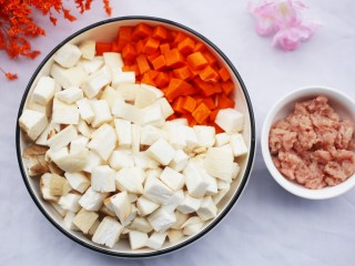米饭杀手肉末炒杏鲍菇,把所有材料准备好清洗干净，杏鲍菇、胡萝卜切粒，瘦肉切末加生粉料酒拌匀静置10分钟。
