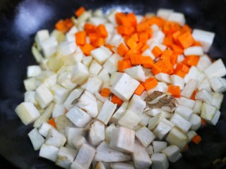 米饭杀手肉末炒杏鲍菇,热锅下油，油烧到6成热时加入沥干水分的杏鲍菇和胡萝卜块。