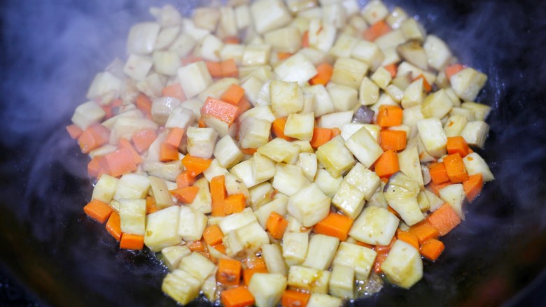米饭杀手肉末炒杏鲍菇,大火翻炒至杏鲍菇显干爽状态。