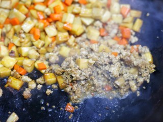 米饭杀手肉末炒杏鲍菇,拨一边加入肉末翻炒至熟。