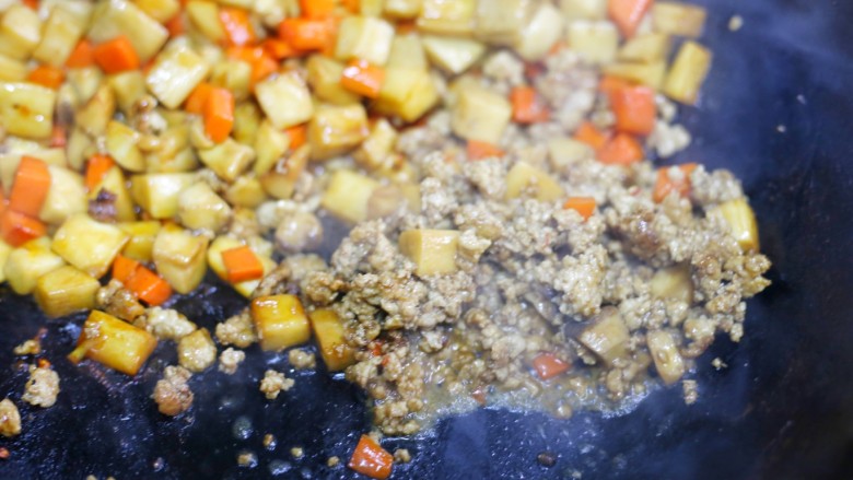 米饭杀手肉末炒杏鲍菇,拨一边加入肉末翻炒至熟。