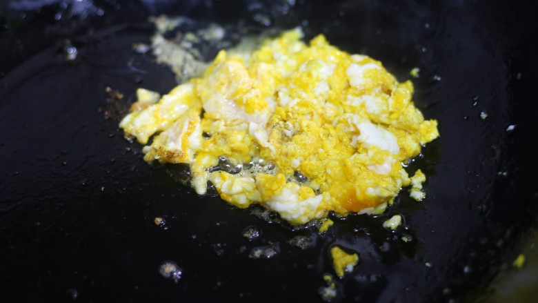 墨鱼杂蔬炒螺丝意面,鸡蛋打散炒熟备用。