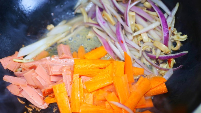 墨鱼杂蔬炒螺丝意面,加入胡萝卜、火腿继续翻炒。