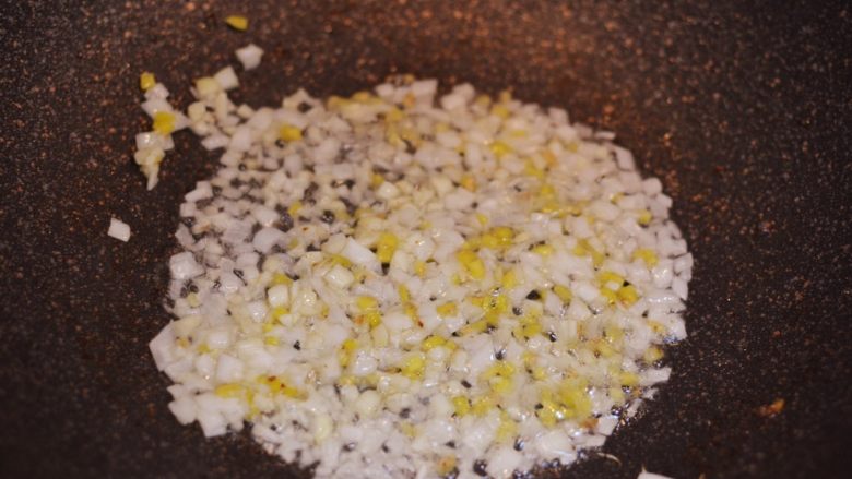 橄榄菜肉末豆角,锅中留底油烧热，放入葱姜蒜爆香。