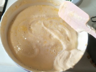解决不消泡不塌腰完美de海绵蛋糕,倒入第二步准备好的黄油和牛奶。