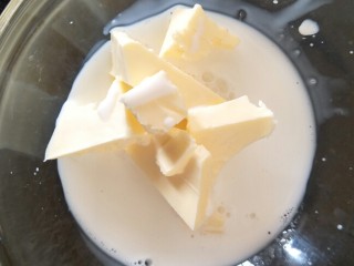 解决不消泡不塌腰完美de海绵蛋糕,称26克黄油加40克牛奶。隔水融化后待用。