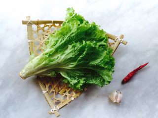 蚝油生菜,备好生菜、蒜、干辣椒