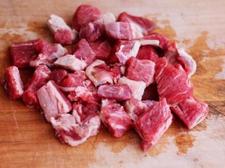 时蔬美味牛肉串,把洗净的牛肉，用刀切成大小一致的小块。

