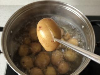 香煎小土豆,煮到筷子能轻松戳入