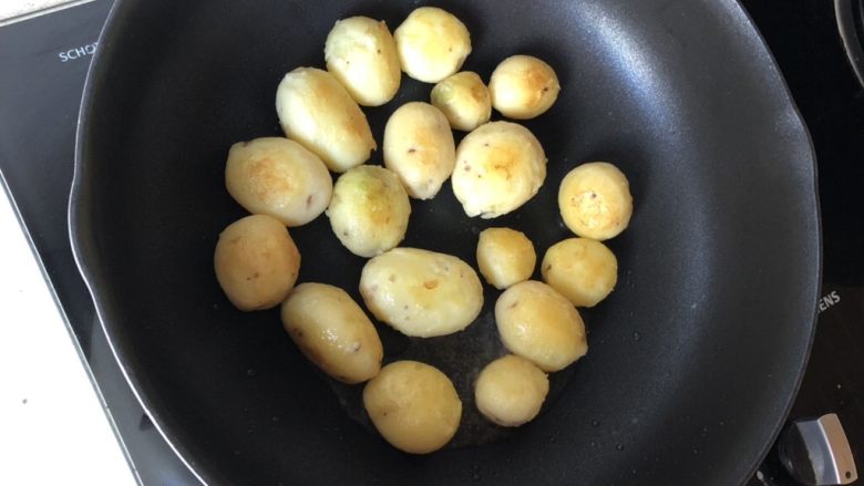 香煎小土豆,锅烧热放油，下土豆煎至2面金黄，大块可以切碎一下更入味。油可以稍微多一点，煎的时间长一点，锅巴多一点才好吃
