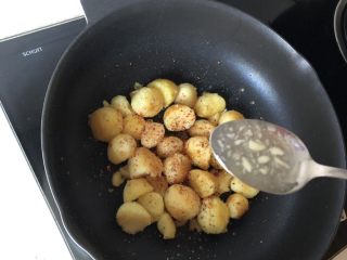 香煎小土豆,出锅前来2勺大蒜水
