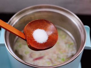 虾皮翡翠白玉羹,加入适量的盐调味。