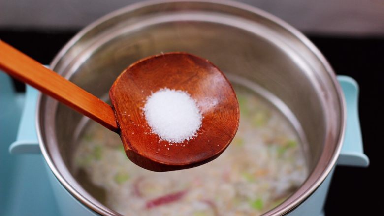 虾皮翡翠白玉羹,加入适量的盐调味。