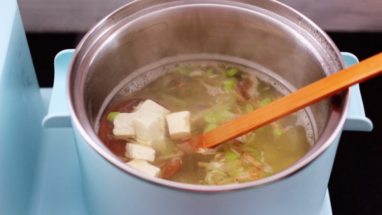 虾皮翡翠白玉羹,大火煮沸后，把焯水的豆腐放入锅中。