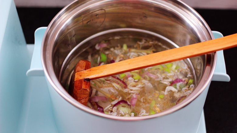 虾皮翡翠白玉羹,汤锅里加入适量的清水，把爆炒过的虾皮和葱姜倒入锅中。