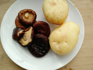 香菇土豆泥,准备材料，干香菇提前泡发