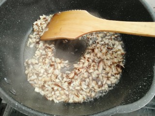 香菇土豆泥,放入香菇碎煮香