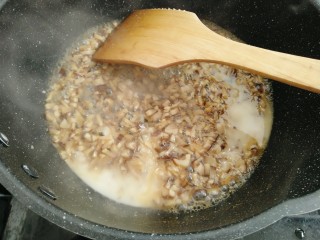香菇土豆泥,倒入水淀粉