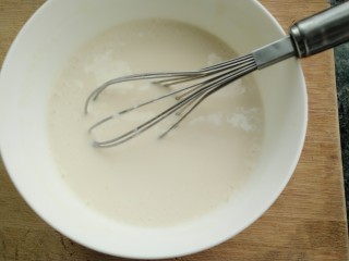 煎蛋饼,把水倒入面粉中搅拌均匀