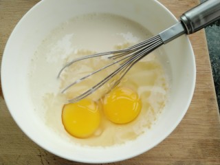 煎蛋饼,打入两个鸡蛋